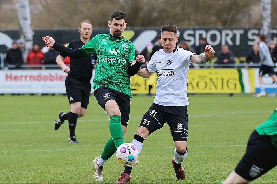 Die SF Ursulapoppenricht mit ihrem Spielertrainer Sven Seitz (rechts) stehen vor dem Titelgewinn in der Kreisliga Süd. Der 1.FC Rieden (links Sven Florek) muss wohl sein Glück in der Relegation versuchen.