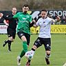 Die SF Ursulapoppenricht mit ihrem Spielertrainer Sven Seitz (rechts) stehen vor dem Titelgewinn in der Kreisliga Süd. Der 1.FC Rieden (links Sven Florek) muss wohl sein Glück in der Relegation versuchen.