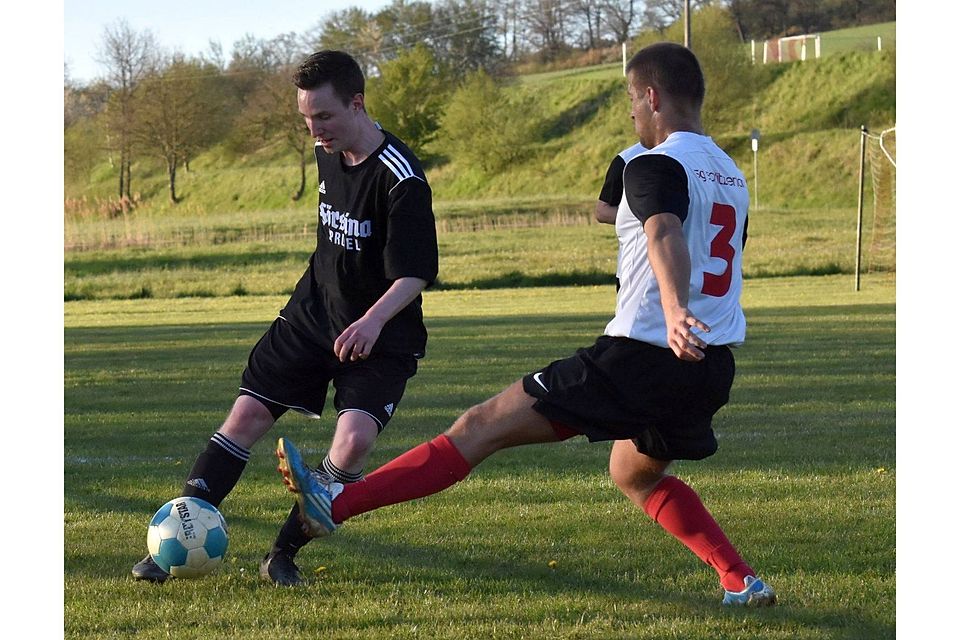 Für Daniel Kirchner (rechts) und die SG Lautertal steht am Mittwochabend das wichtige Kellerduell bei der SG Johannesberg II auf dem Spielplan. 	Foto: Zinn