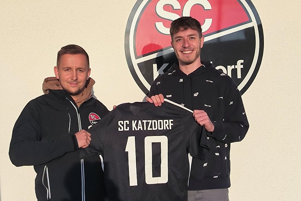 Spielleiter Dominik Kraus (l.) heißt Rückkehr Markus Feigt in Katzdorf willkommen.