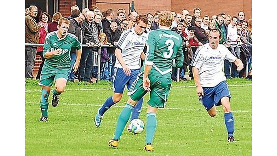 Sebastian Sander (am Ball, hier verfolgt von Felix Wilken) und Sascha Middendorf (rechts, daneben Christoph Hüsing) trieben die Emsteker vor großer Kulisse an. Steffen Szepanski