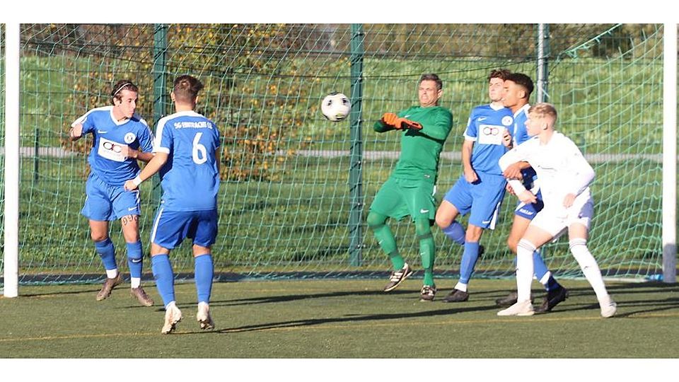 Keeper Andi Christ (grünes Trikot) stand gegen Bretzenheim wieder im Eintracht-Gehäuse.	Foto: Mario Luge