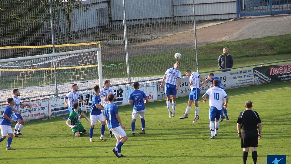 Sowohl der SV Freudenberg (in Weiß-Blau), als auch der Gast aus Rosenberg (in Blau-Weiß) wollen weiterhin im Konzert der Ambitionierten in der Kreisliga Süd mitspielen.