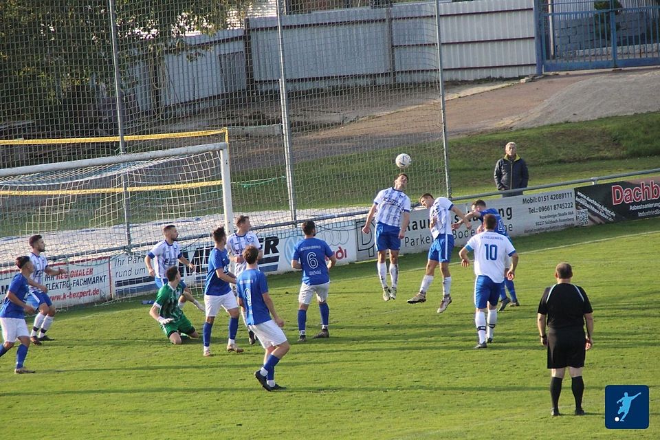 Sowohl der SV Freudenberg (in Weiß-Blau), als auch der Gast aus Rosenberg (in Blau-Weiß) wollen weiterhin im Konzert der Ambitionierten in der Kreisliga Süd mitspielen. Sowohl der SV Freudenberg (in Weiß-Blau), als auch der Gast aus Rosenberg (in Blau-Weiß) wollen weiterhin im Konzert der Ambitionierten in der Kreisliga Süd mitspielen.