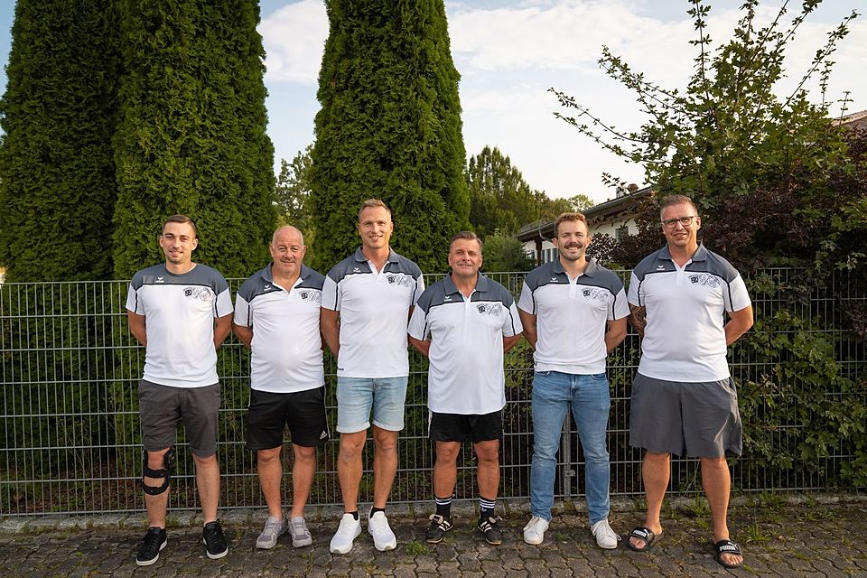 Neu-Coach Michael Steiger (dritter von rechts) mit den Verantwortlichen der SG WiBiKi