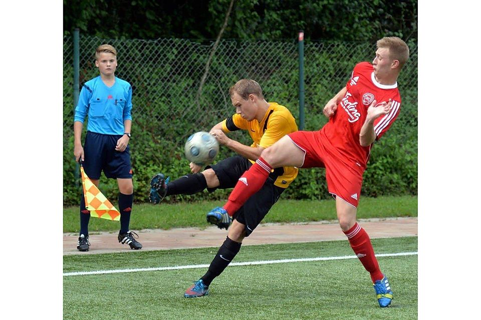 Nachdem Raul Liesendahl (r.) mit seinen Mitspielern vom Heiligenhauser SV Fabian Selbach und Eintracht Hohkeppel im Pokal gestoppt hat, will er sich auch in Untereschbach durchsetzen., Foto: Herhaus