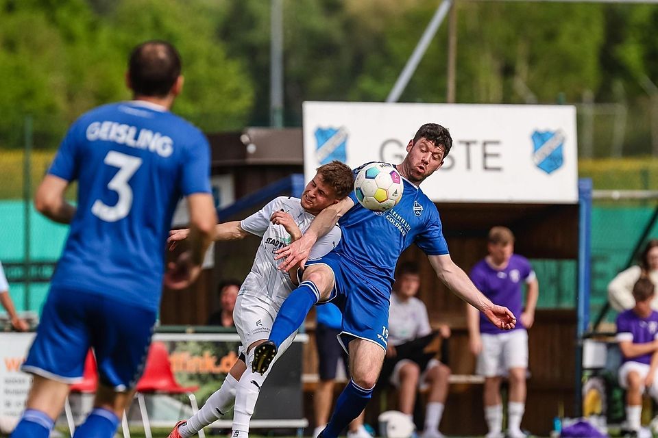 Kampf um jeden Ball: Jeremy Bauer (SpVgg Altenerding, l.) und Jan Kern (FC Langengeisling).