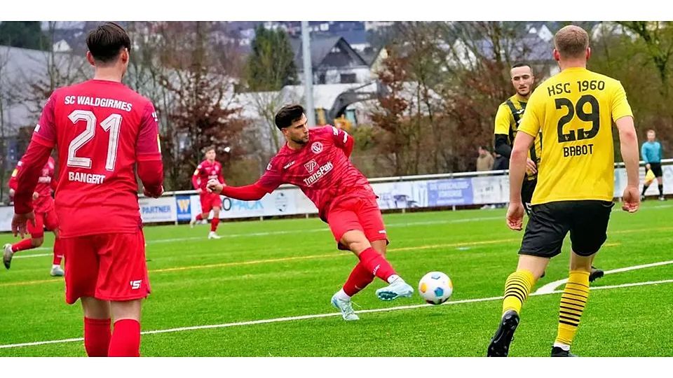 Luis Stephan (am Ball) und der SC Waldgirmes müssen sich gegen Wolfhagen mit einem 0:0 begnügen. Luis Stephan (am Ball) und der SC Waldgirmes müssen sich gegen Wolfhagen mit einem 0:0 begnügen. © Peter Bayer