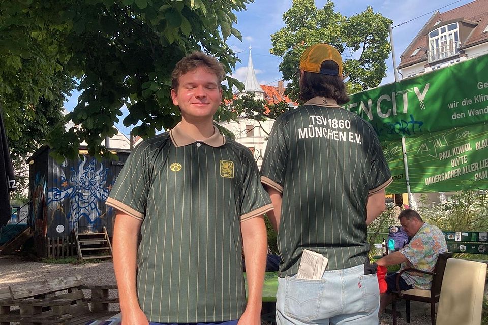 Zwei stolze Löwen in Grün und Gold: Die ersten 1860-Fans haben sich bereits das neue Sondertrikot gesichert.
