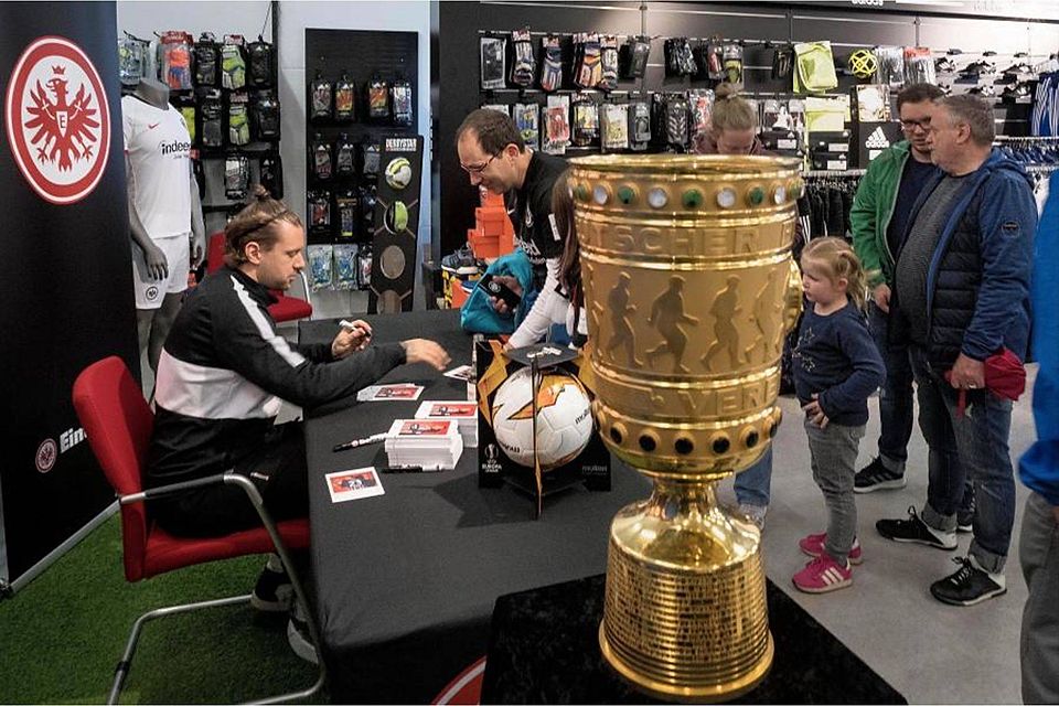 Pause von der Reha: Eintracht-Profi Marco Russ nimmt sich bei einer Autogrammstunde in Dutenhofen Zeit für die Fans und für ein Interview.	Foto: Martin Weis