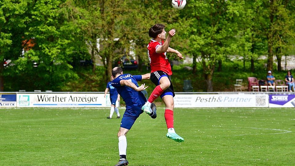 Bündeln nächste Saison die Kräfte: Der SV Donaustauf II und der VfB Bach II (in Blau, hier im Direktduell).
