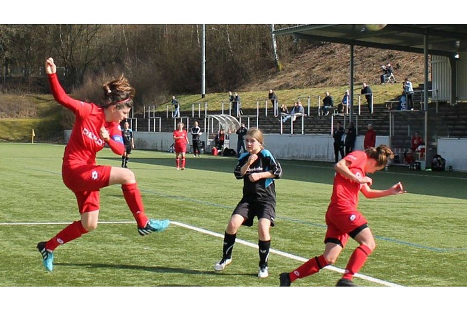 Die Frauen der Sportfreunde Siegen (rote Trikots) feierten gegen den 1. FC Recklinghausen den achten Sieg in Folge. Archivfoto: Heino Grollich