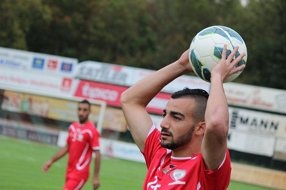 Keine Chance ließ die palästinensische Nationalmannschaft am Dienstagabend dem Hessenligisten Seligenstadt.    Foto: Frank Leber