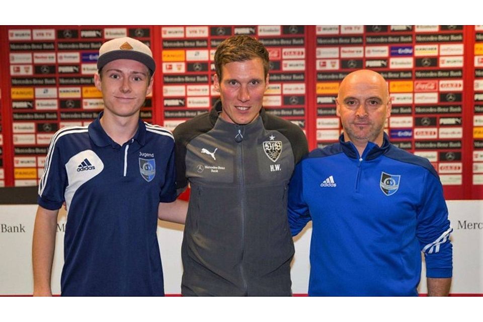 Tobias Pfeil (links) und Peter Krämer (rechts) vom SV Langenenslingen mit VfB-Cheftrainer Hannes Wolf (Mitte) nach dem gemeinsamen Erfahrungstausch. Foto: Verein