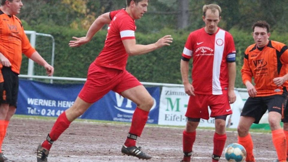 Auf dem Weg zum zweiten Treffer für die SG Oleftal nicht mehr aufzuhalten ist in dieser Szene Alexander Wolter (2. v. l.). Am Ende gewinnen die Gäste in Keldenich mit 3:1.