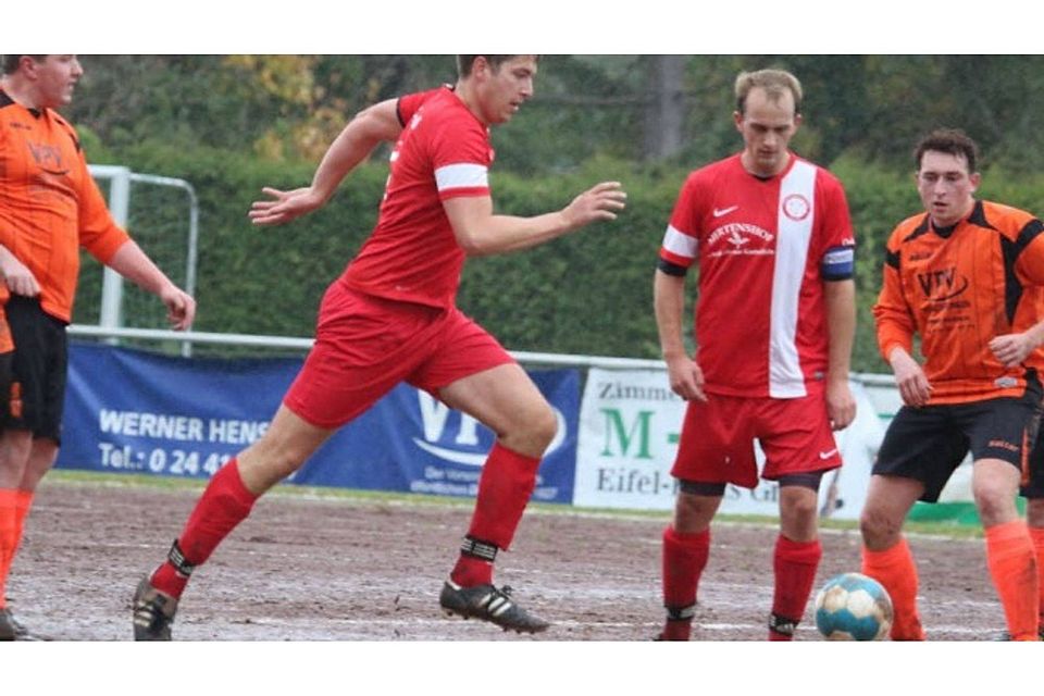 Auf dem Weg zum zweiten Treffer für die SG Oleftal nicht mehr aufzuhalten ist in dieser Szene Alexander Wolter (2. v. l.). Am Ende gewinnen die Gäste in Keldenich mit 3:1.