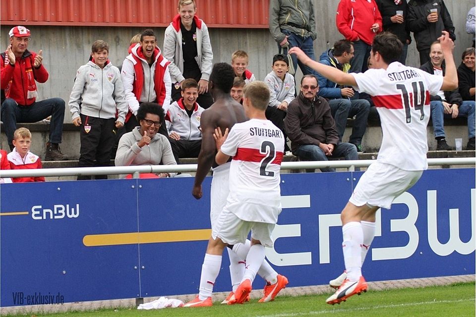 Willibroad Gumuh lässt sich von den VfB-Fans und seinen Mitspielern Marcel Bahm (Mitte) und Tim Rudloff für den vorentscheidenden Treffer zum 3:1 feiern. F: Lommel