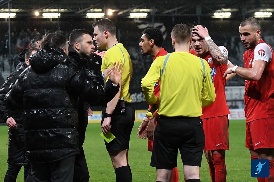 Aufgebracht: Spieler und Verantwortliche beim SV Heimstetten konnten es nicht glauben, dass der Ball beim 1:0 hinter der Linie gewesen sein soll. 