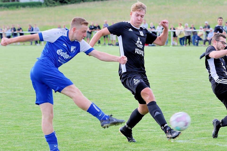 Fatschenbrunns Niklas Fösel zieht gegen den Zeller Sandro Höhn ab.