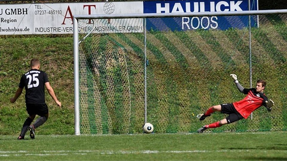 Spitzenspiel gewonnen, Aufstiegsrennen verloren: Tobias Anselment vom TuS Bilfingen II trifft hier gegen Torhüter Marcus Hobler vom FSV Eisingen. Am Ende aber wurde Bilfingen nur Dritter. Jetzt folgt ein neuer Anlauf. Foto: PZ