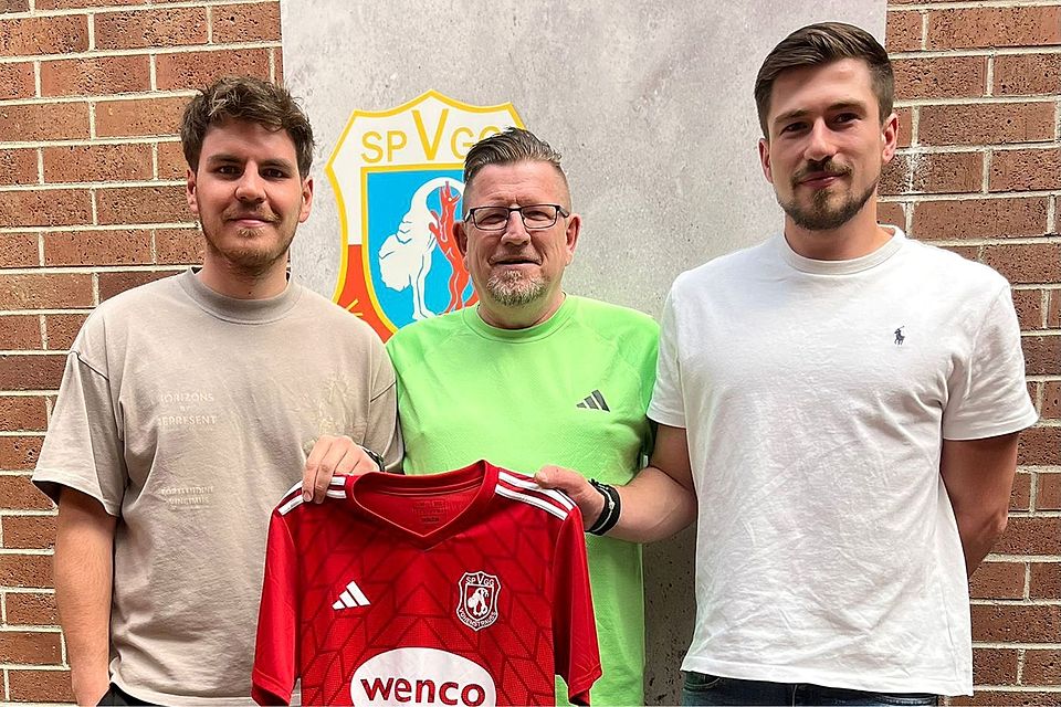 Sportlicher Leiter Stefan Linz (Mitte) heißt Felix Eichinger (links) und Florian Krapf bei der SpVgg Vohenstrauß willkommen.