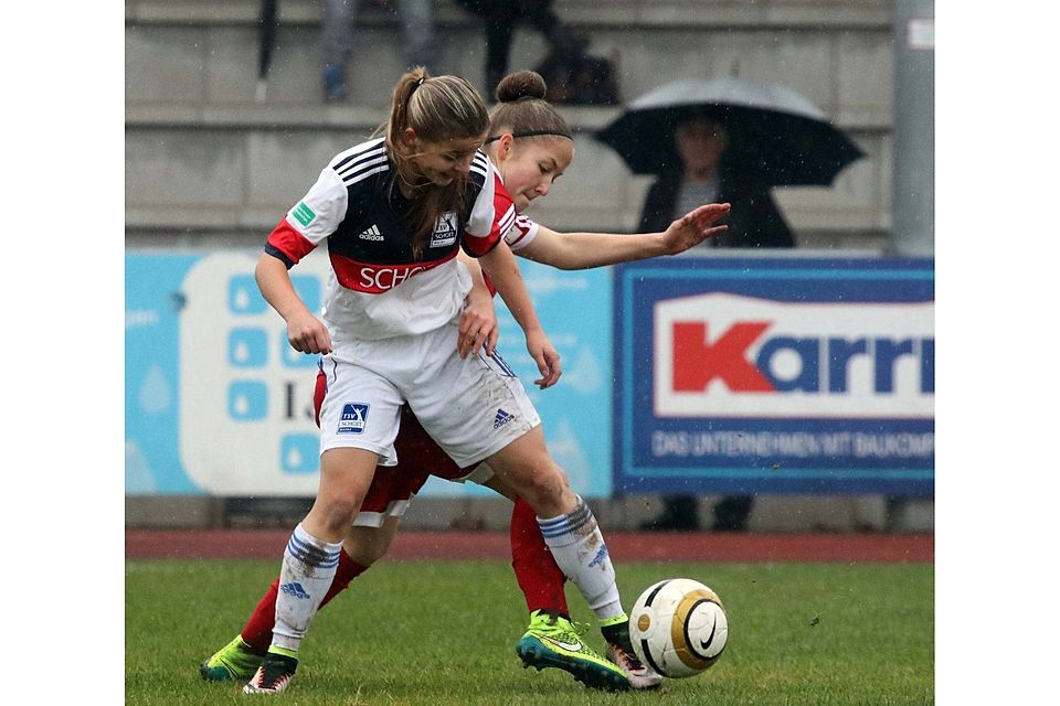 Kampf um den Ball: Schott-Spielerin Jessica Kierek (vorn) beharkt sich mit Bad Neuenahrs Emily Feifarek.	Foto: hbz/Stefan Sämmer