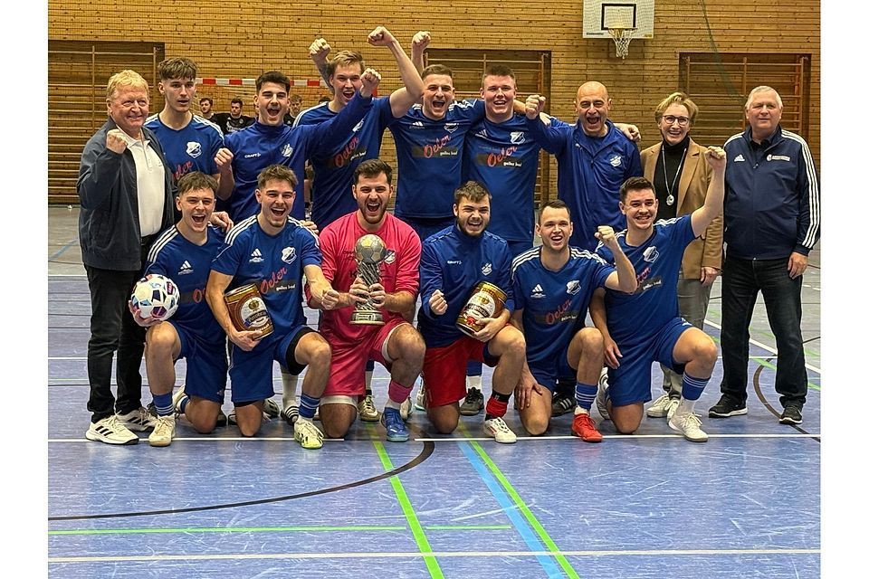 Das Siegerbild: die TSV-DJK Oberdiendorf holt sich souverän den Passauer Landkreistitel. Das Siegerbild: die TSV-DJK Oberdiendorf holt sich souverän den Passauer Landkreistitel.