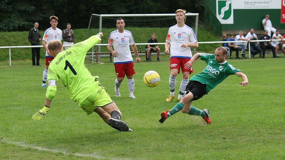 Torben Holst hämmert den Ball an Daniel Lehmann vorbei an den Querbalken.