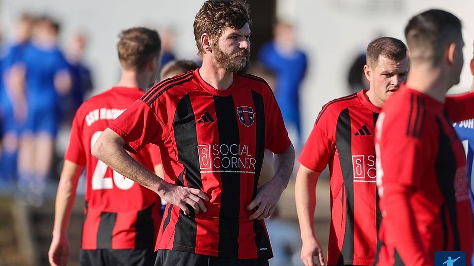 Der SSV Hattenheim um Sebastian Bergmann (mitte), der zur 1:0-Führung traf, zeigten sich auch im Topspiel gegen den SV Johannisberg gewohnt heimstark. 