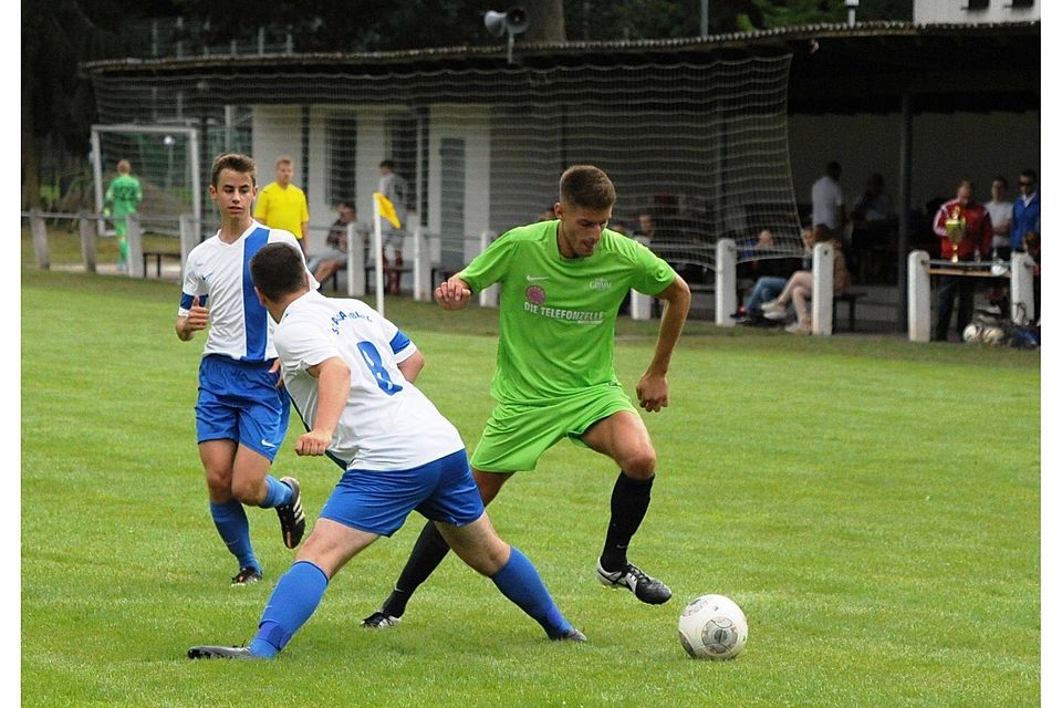 Sieger der Turnierpremiere wurde  Viktoria Klein-Zimmern, für die  hier Neuzugang Hendrik Makolli am Ball ist.  Der A-Liga-Meister besiegte auch Hassia Dieburg II (vorne Stefan Fäth, hinten Sebastian Baumbach). Foto: Jens Dörr
