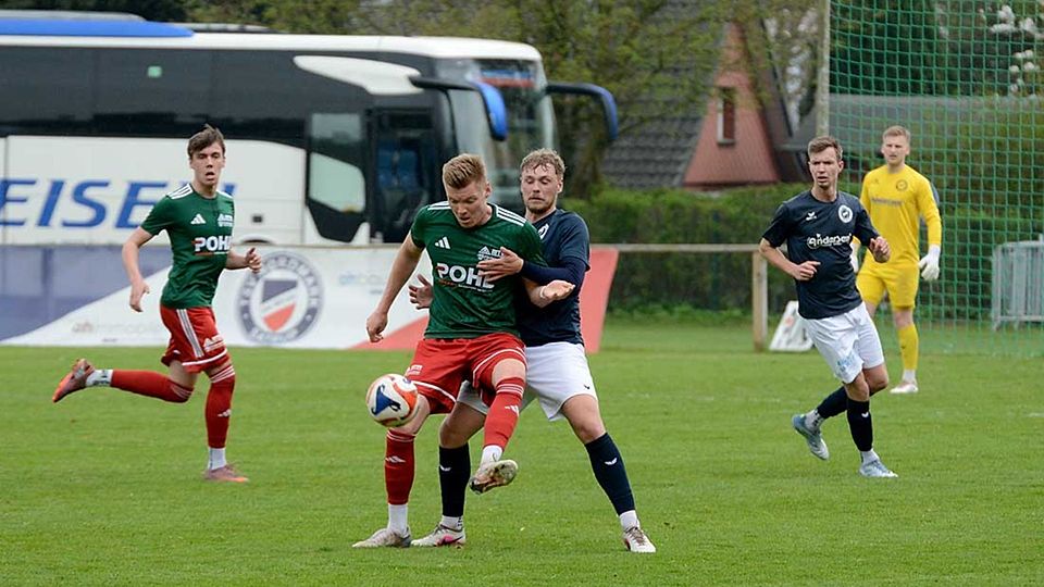 Sturmspitze Fabian Engbrecht und der MTSV – hier gegen Christian Reimers vom TSV Nordmark Satrup – können bereits 14 erzielte Treffer vorweisen.