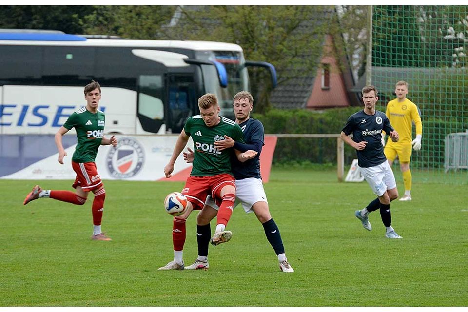 Sturmspitze Fabian Engbrecht und der MTSV – hier gegen Christian Reimers vom TSV Nordmark Satrup – können bereits 14 erzielte Treffer vorweisen.