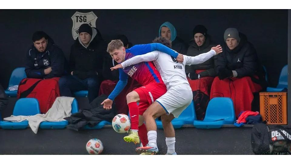 Macht als Joker mit seinem 2:0 den Deckel drauf: Kamil Orzechowski (l.) vom TSV Steinbach Haiger II, der mit seinem Team dem Türkischen SV Wiesbaden drei Zähler stibitzt. © Björn Franz