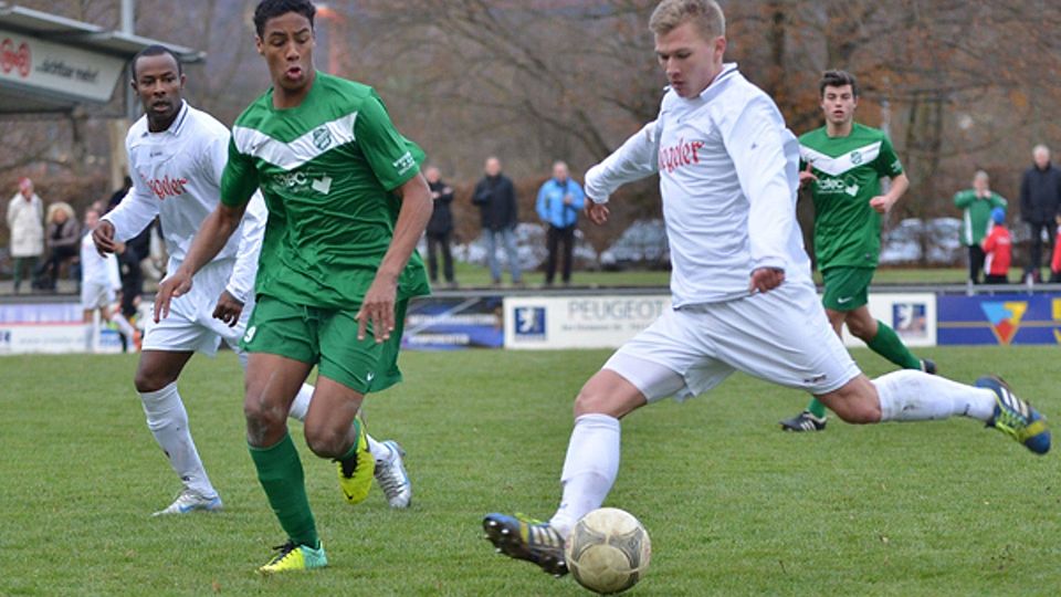 Der 19-jährige Dalton Agbaka (links, grünes Trikot) mischt die Landesliga auf. | Foto: Matthias Konzok