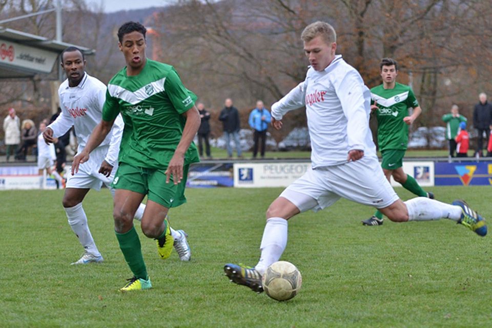 Der 19-jährige Dalton Agbaka (links, grünes Trikot) mischt die Landesliga auf. | Foto: Matthias Konzok