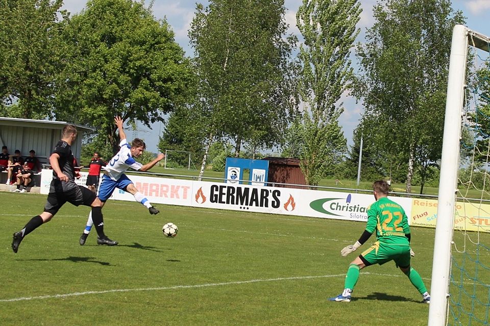 Mit diesem Schuss zum 1:0 öffnete Lukas Müller-Daxbacher (weißes Trikot) die Tür zum Langerringer Sieg.