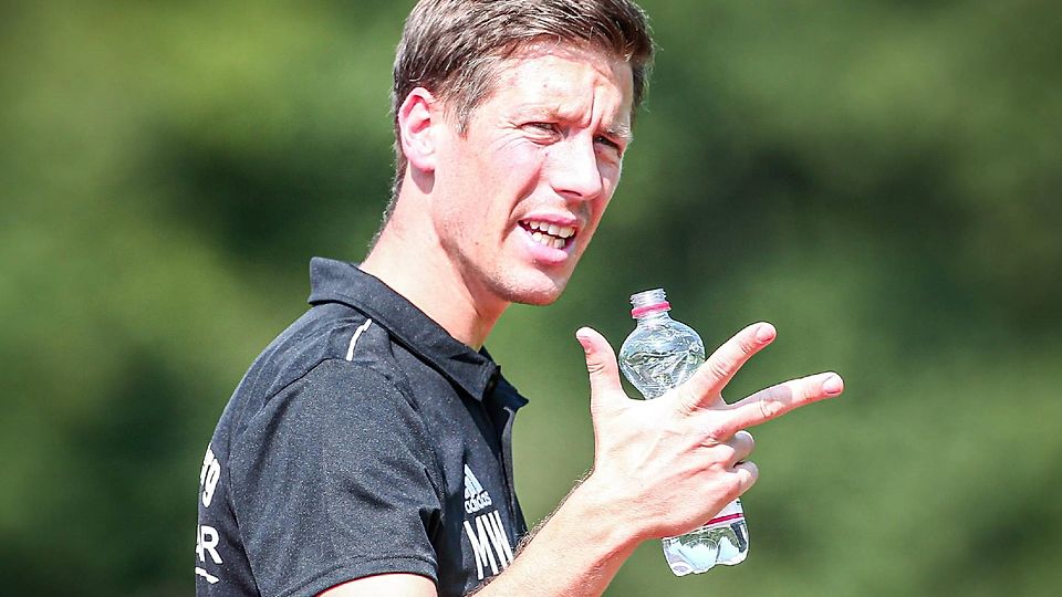 Murnaus Trainer Martin Wagner zeigt drei Finger.
