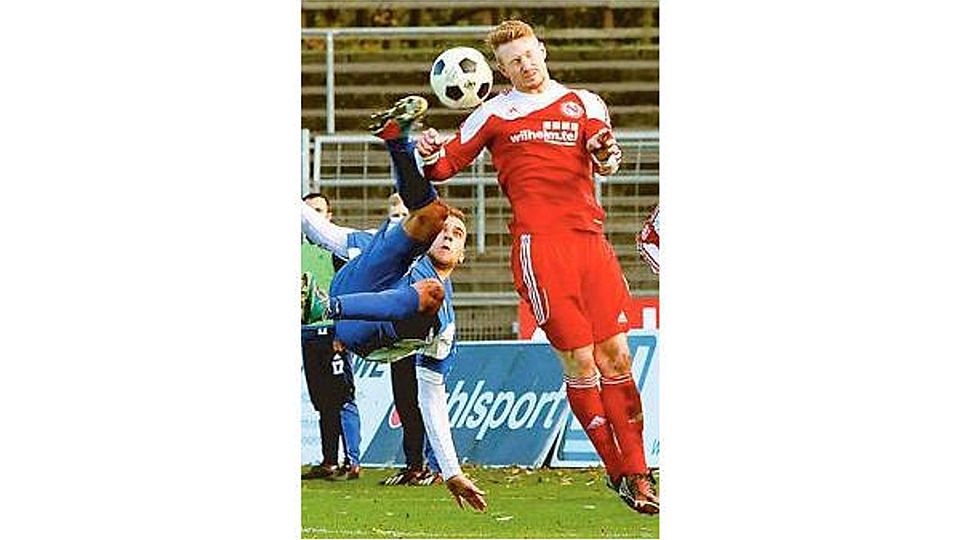 Akrobatisches Luftduell: Der Oldenburger Mittelfeldspieler Lucas Höler (links) riskiert im Zweikampf alles.   Bild: Piet Meyer