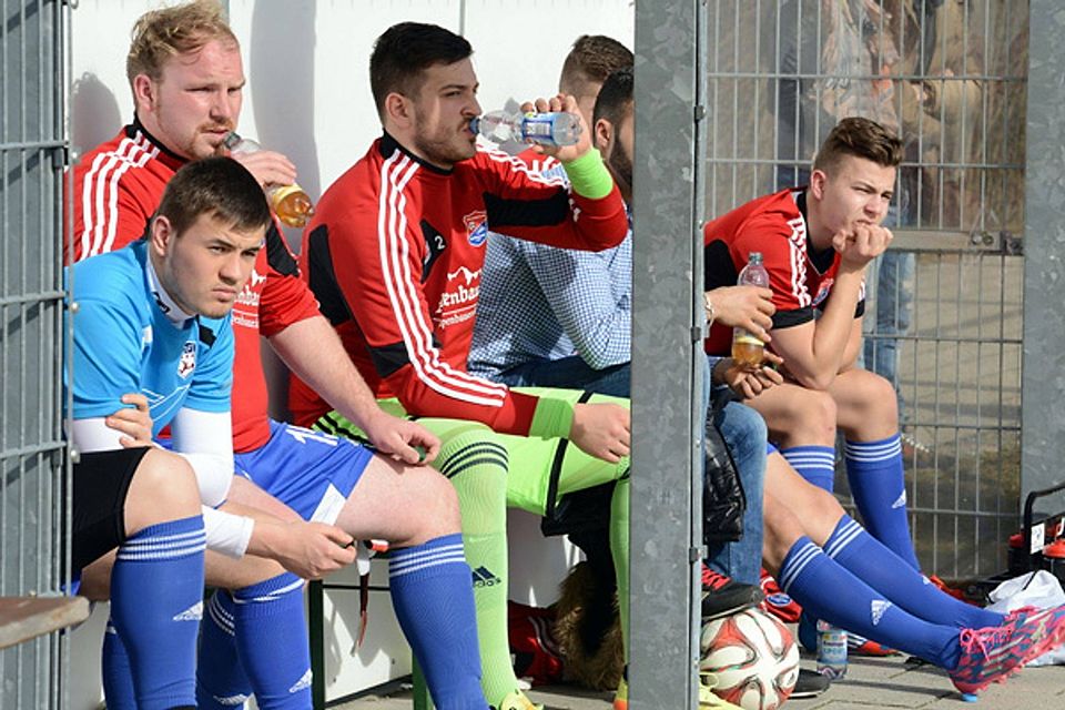 U23-Schlussstrich: Die Hachinger Ersatzbank gegen die SpVgg Hankofen - beim vorerst siebtletzten Heimspiel der Klubgeschichte. F: Meier