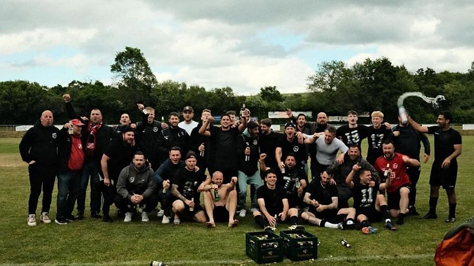 So feiern Meister: Der SV Sickenhofen spielt nach zehn Jahren in der B-Liga wieder eine Klasse höher. 	Foto: SV Sickenhofen/Rafal Josefus