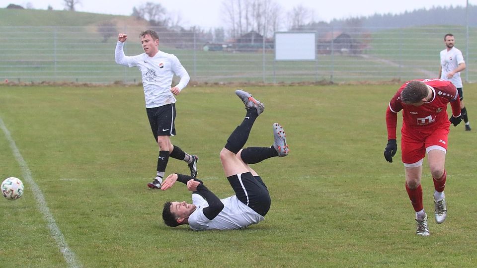Autsch, das tut weh: Martin Flöß und seine Uffinger straucheln gegen giftige Antdorfer und Iffeldorfer.
