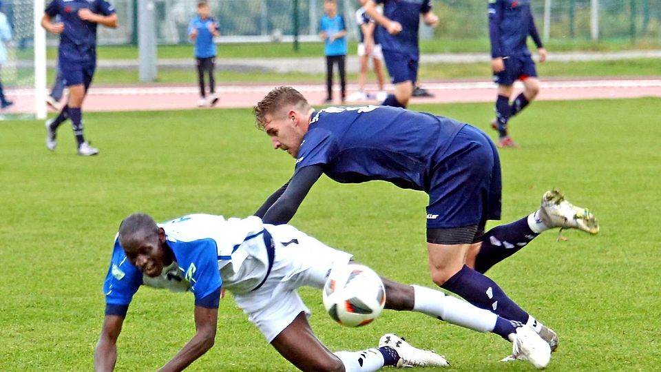 Kampfgeist auf beiden Seiten: Nicht nur Digue Diawara vom 1. FC Garmisch-Partenkirchen II und Florian Keller (r.) vom SC Eibsee Grainau haben alles gegeben.