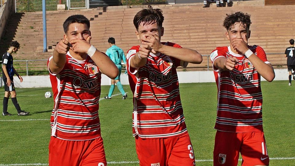 In der U17-Bundesliga startete und traf Edi Haziri (M.) noch regelmäßig für den FC Augsburg.