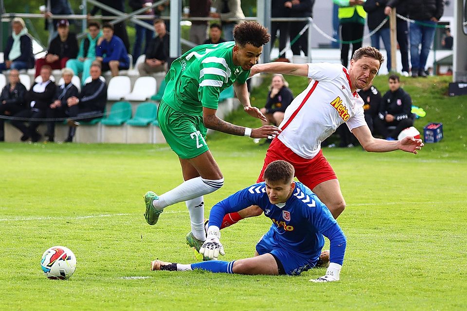 Einen Augenblick später fällt das 1:0: Fortuna Regensburg (in Grün) gewinnt das Stadtderby gegen den „kleinen“ Jahn.