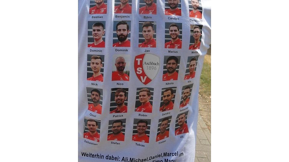 Von hinte gesehen: Die Fußballer des TSV Aschbach zieren jeden Rücken.