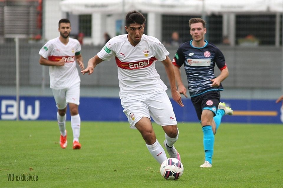 Auf Stuttgarts Offensivspieler Berkay Özcan kommt im baden-württembergischen Derby gegen den SC Freiburg eine Menge Arbeit zu. F: Lommel