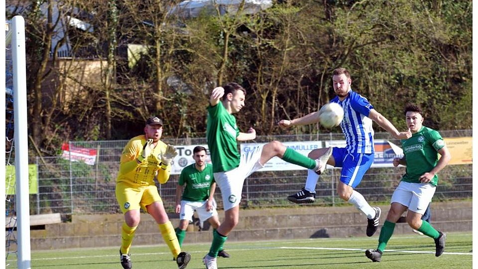 Innerhalb von vier Minuten entscheidet der B-Ligist TSV Hambach um Angreifer Nicolas Fetsch (blau weiß) das Heimspiel beim 4:1-Erfolg gegen den SV Fürth II (in grün, von links Torhüter Patrick Harmann, Malik-Can Orhan und Kapitän Hussein Chebib). 	Foto: Dagmar Jährling