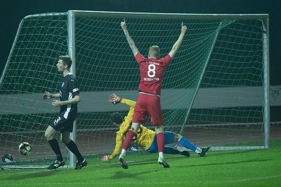 Klarer Fall von Zu-früh-gefreut: Baldhams Simon Lämmermeier bejubelt das 1:0 gegen TSV-Keeper Lukas Schmidmaier und Lukas Volkmann (li.). Doch die Eber drehten den Spieß um.