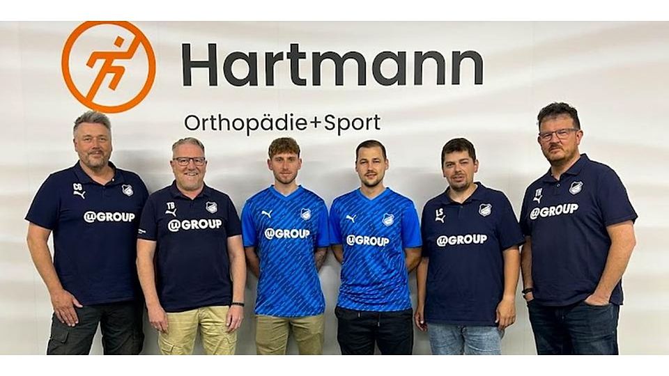 Offizielle und Zugänge beim SSV Frohnhausen, v. l. Carsten Grundmann, Thorsten Bastian, die neuen Spieler Kevin Immel und Stefan Kamm sowie Ludwig Sauer und Thimo Hees. © Ludwig Sauer/SSV Frohnhausen