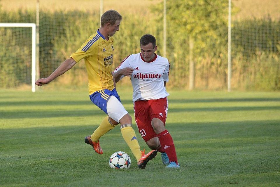 Tobias Dandl und der TSV Karpfham (re.) hat im Spiel gegen den TSV Ulbering (re. mit Christof Brunner) bereits vorgelegt. F: Kirchmayr